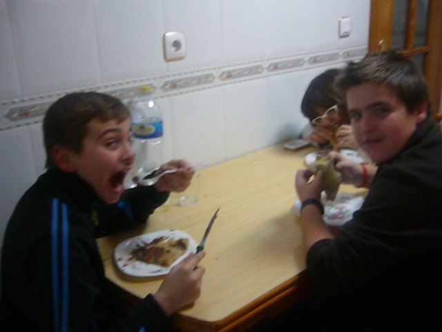 ESTUVE CON MI AMIGO RAÚL Y MI AMIGA CLAUDIA HACIENDO CREPES PARA UN TRABAJO DEL COLEGIO