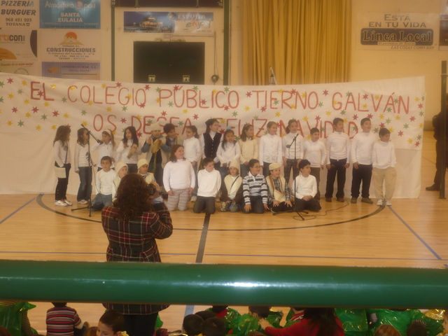 ESTUVIMOS BAILANDO EN NAVIDAD PORQUE VENIAN LOS REYES MAGOS A NUESTRO COLEGIO