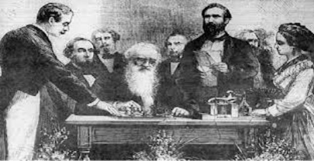 Samuel Morse experimenta con el primer telégrafo moderno