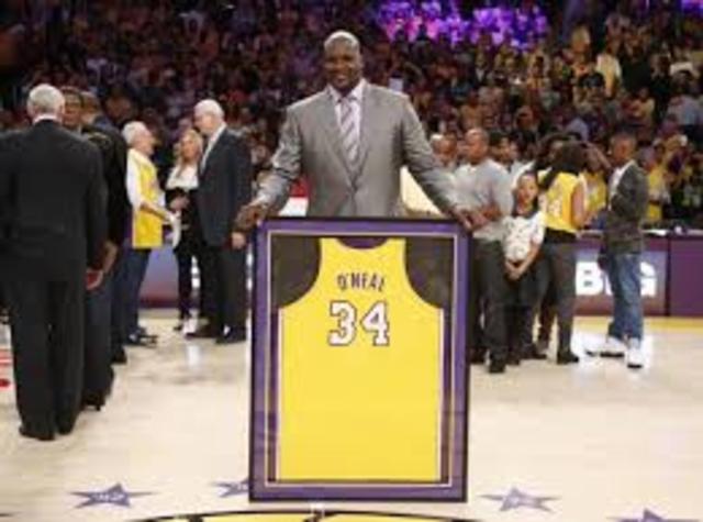 Lakers retire his jersey