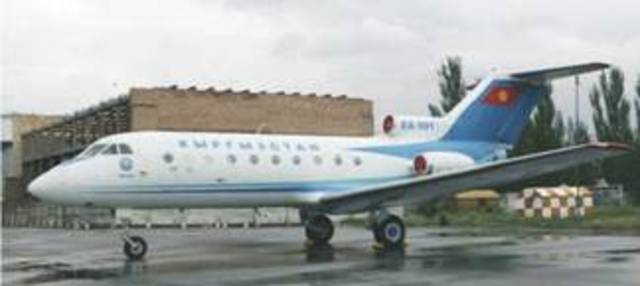 Самолет Як-40 совершил аварийную посадку на грунт