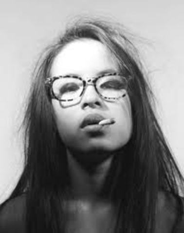 Chuck Close begins painting portraits