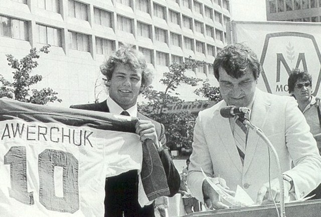 Dale Hawerchuk becomes a jet