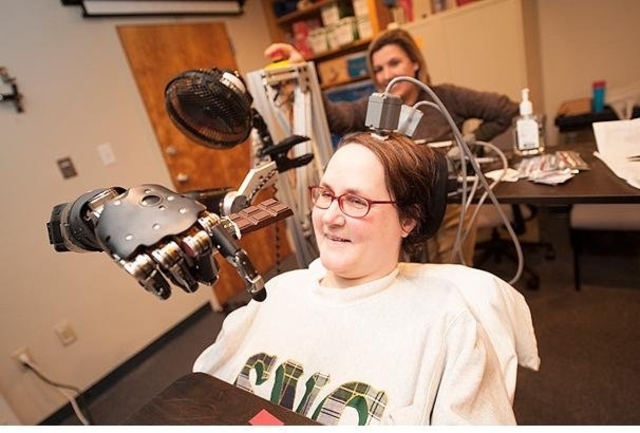 Pirmoji mechanine ranka valdoma mechaniniais impulsais