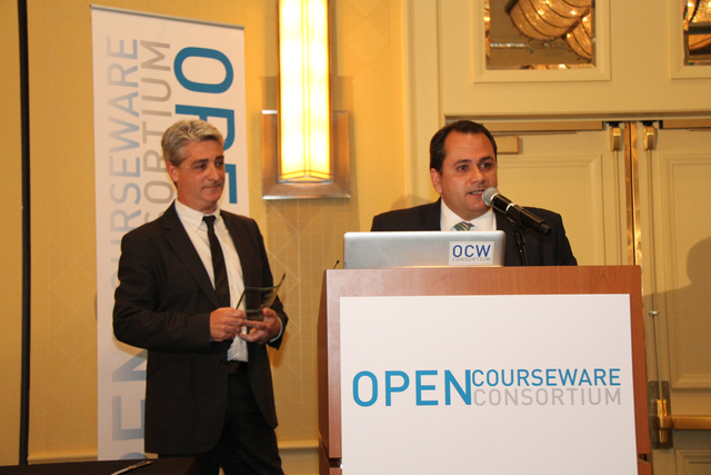 OCW-UA gana el premio "Landmark Site" al OCW de referencia mundial. La Universidad recoge el premio en Boston