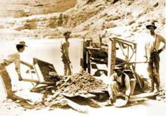 Federal government closes gold mines for the duration of the war