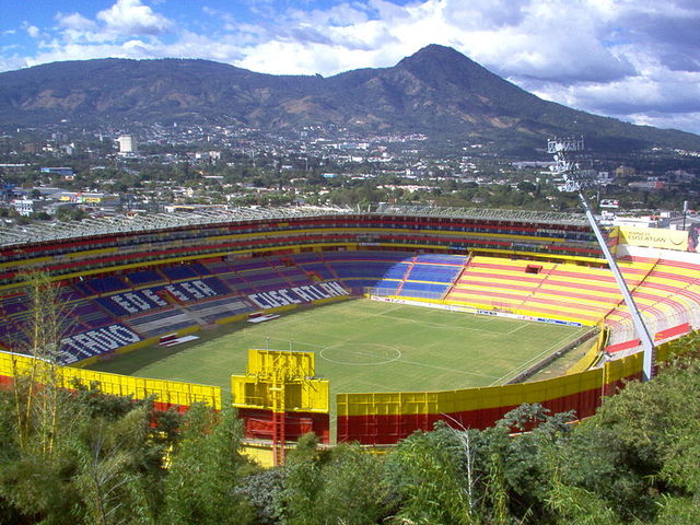 Primer juego en el Estadio Cuscatlan