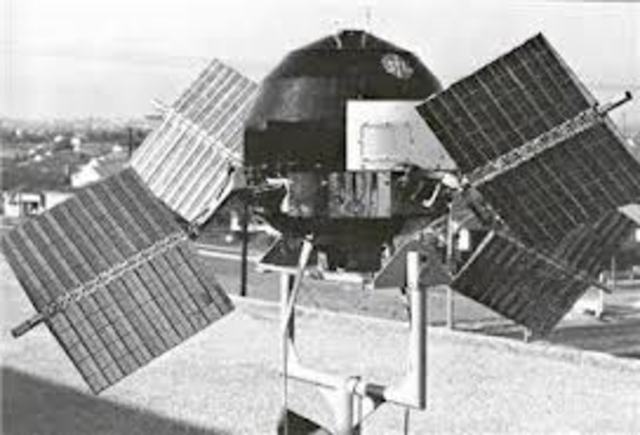 The US launches Discoverer XIV, its first camera equipped spy satellite.