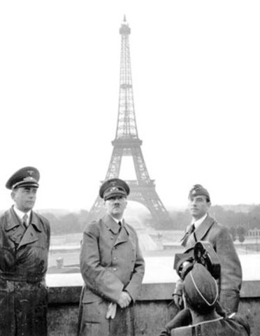 Nazis occupy Paris