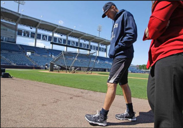 Jeter re-breaks ankle