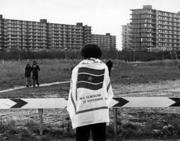 Suriname onafhankelijk.