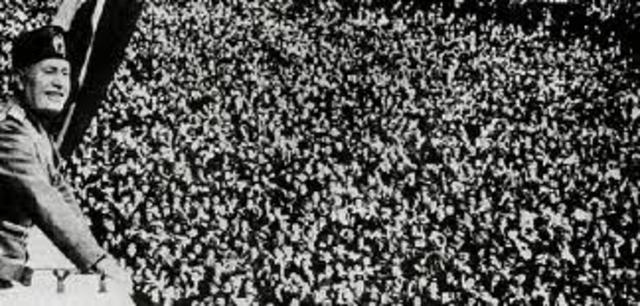 Benito Mussolini frees 16,000 criminals