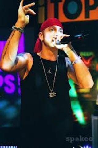 Eminem performs in an English TV show called “Top of the Pops” and sells out Brixton academy with Dr.Dre