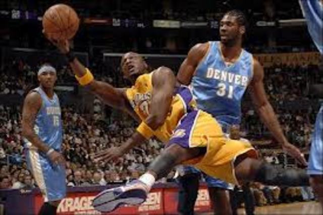 Se prohibe driblar mas de una vez.