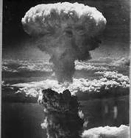 Atomic bombs dropped on Hiroshima & Nagasaki