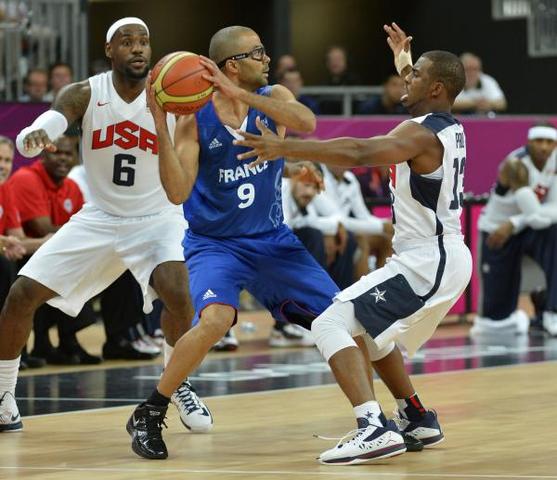 El baloncesto se presenta como el deporte de  exhibición en los juegos olímpicos en Ámsterdam.
