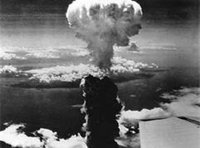 Atomic bombs dropped on Hiroshima and Nagasaki