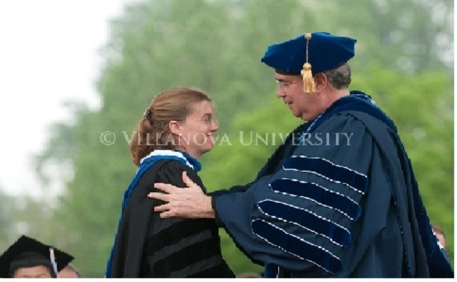 Graduação pela Universidade de Villanova