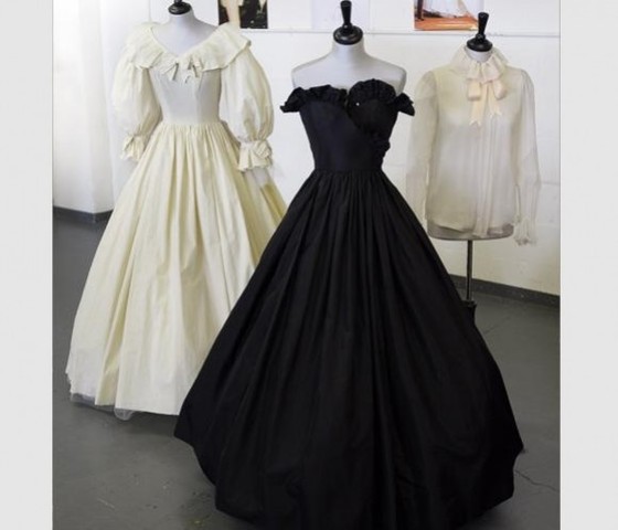 VESTIDOS EN SUBASTA POR ANIVERSARIO DE MUERTE