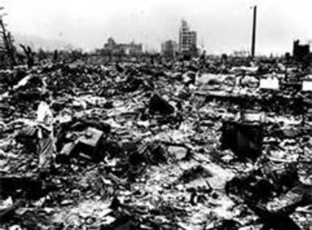 Atomic bombs dropped on Hiroshima & Nagasaki
