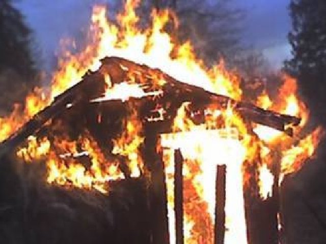 Jesse sets a shed on fire.