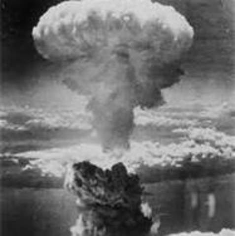 Atomic bombs dropped on Hiroshima & Nagasaki