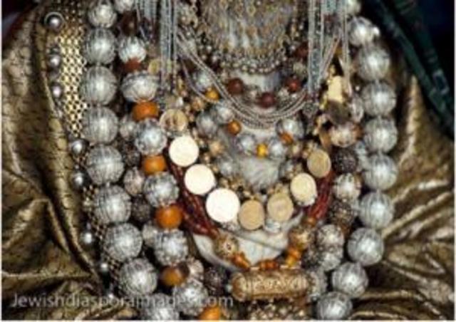 Jews give gold and silver to nazis