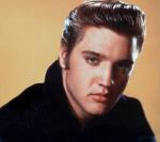Muere el cantante de rock estadounidense Elvis Presley, de 42 años