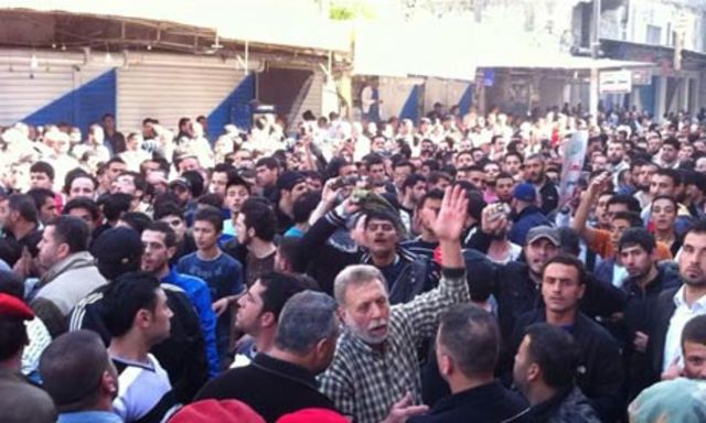 Syria death toll rises as threats of force become more explicit