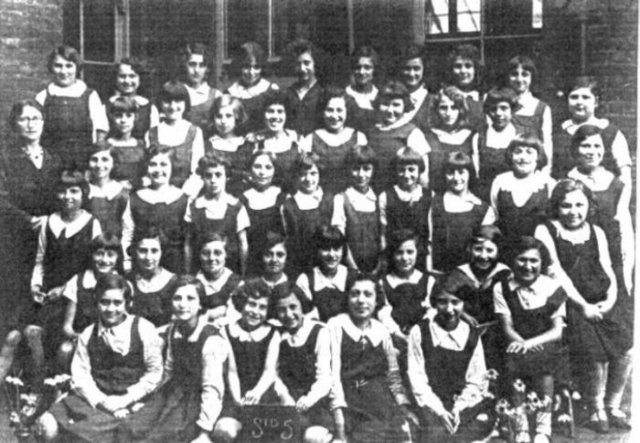 The German government closes all Jewish schools