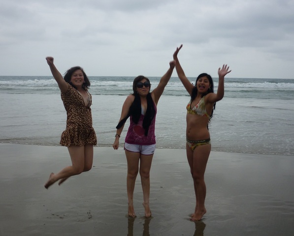 en la playa con mis primas