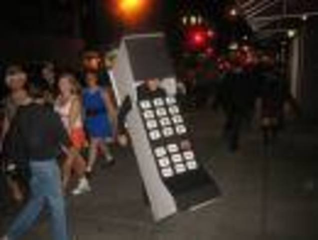 aparecen los primeros telefonos celulares