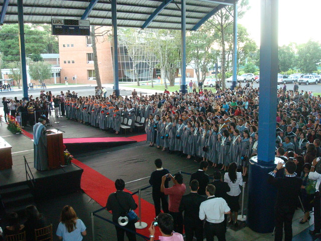 Recibe el título oficial que lo acredita como arquitecto.