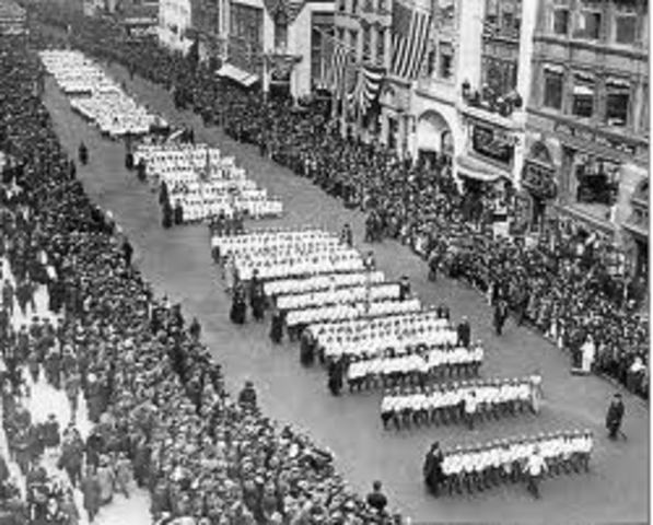 The first wave of the American Expeditionary Force lands in France.