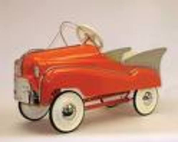 Le regalan su primer carro de pedales