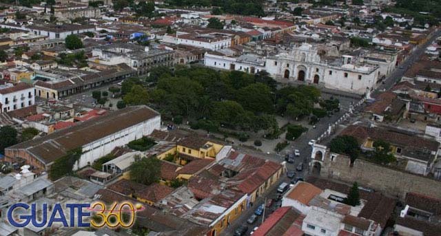 La plaza recibió por primera vez empedrado