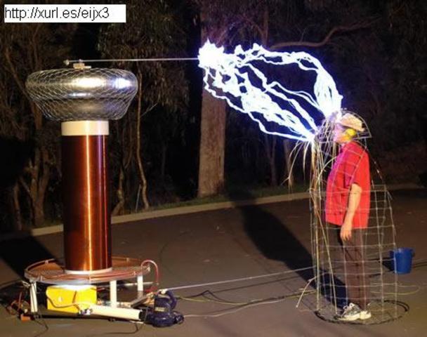 Michael Faraday, crea la Ley de Inducción Magnética . Descubre el efecto que se emplea en el dispositivo denominado jaula de Faraday y se da el nombre a unidad de capacidad eléctrica Faradio.