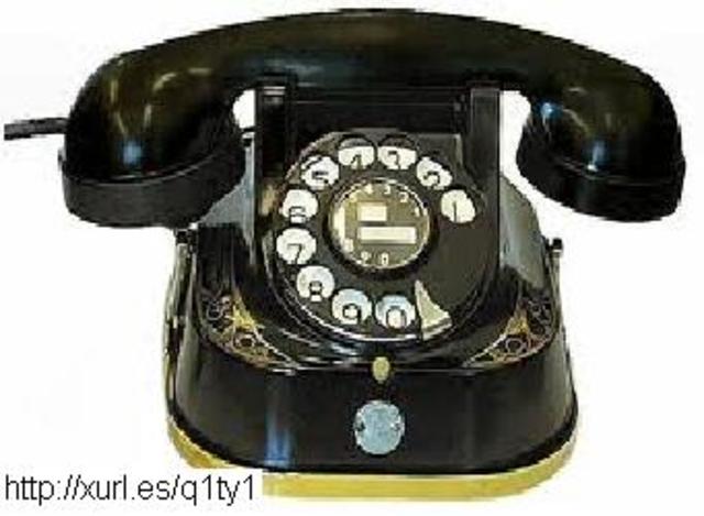 Graham Bell y su asistente Thomas A. Watson, realizaron la primer transmisión de la voz humana a través de cables. Nacía así, el teléfono.