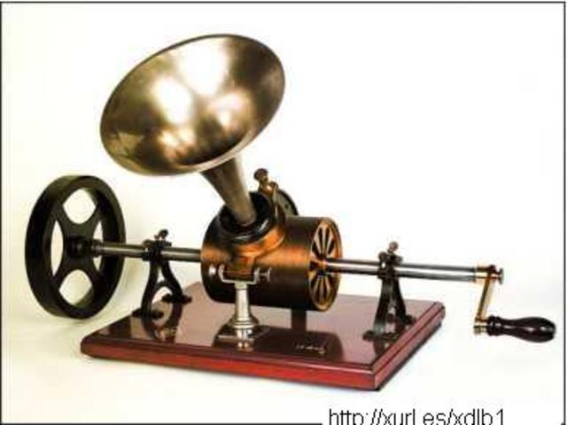 Thomas Alva Edison inventa el primer aparato que permitía grabar en un cilindro de cera, voz y sonidos para luego reproducirlos, lo llamó: Fonógrafo.
