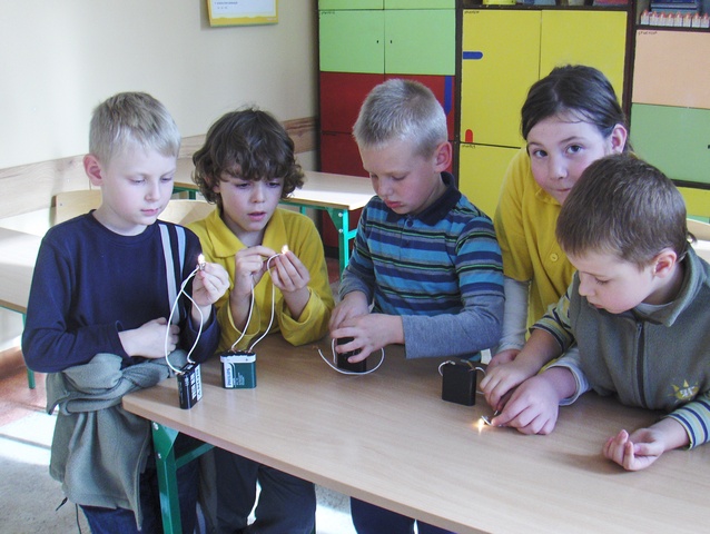 Budujemy obwód elektryczny.