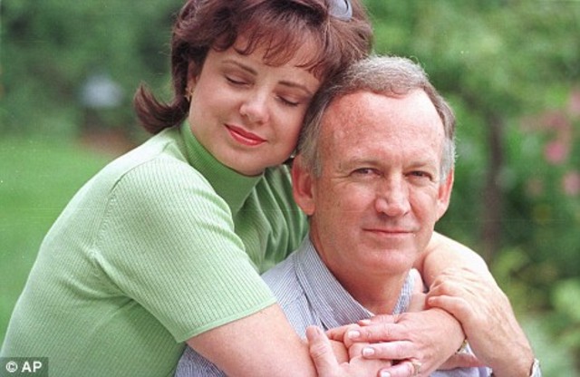 Patsy Ramsey dies of ovarian cancer