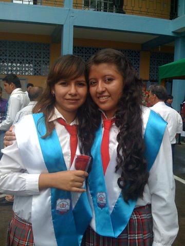 MI GRADUACCION JUNTO CON MI AMIGA ANGIE MI AMIGA DESDE EL OCTAVO DE BASICA