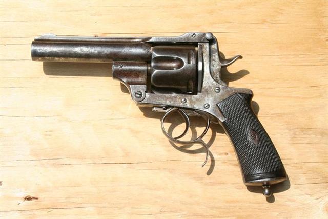 Odd finds a gun & Bob's dead body.