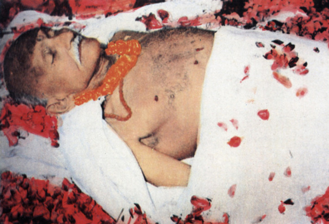 Gandhi killed by hindu extremists