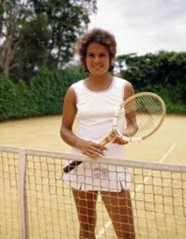 evonne starts to play tenis