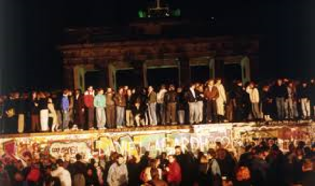 Berlin wall comes down