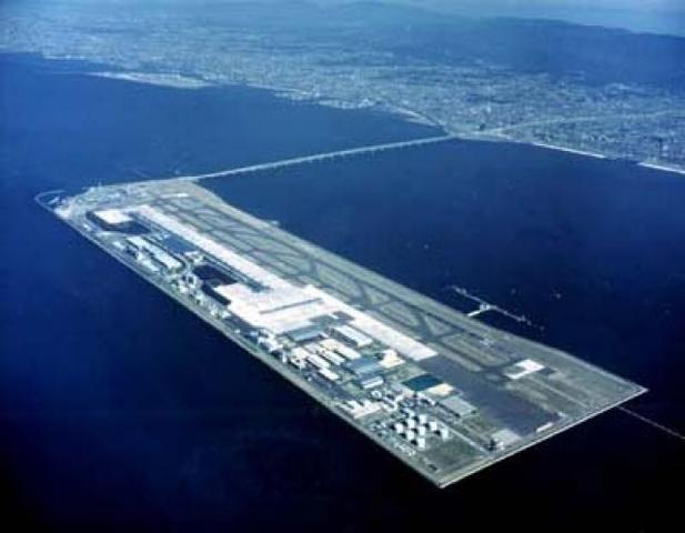 El aeropuerto internacional de Kansai, en la bahía de Osaka (Japón)