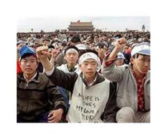 Premier Li Peng shows major student Protestors