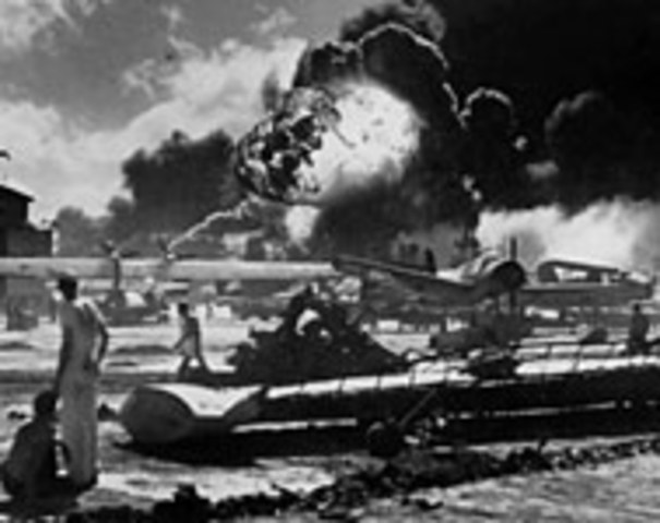 Japan bombs pearl harbor