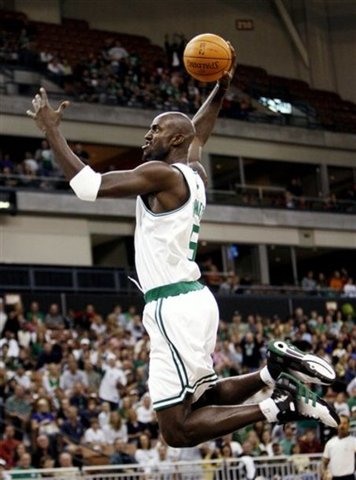 Garnett becomes the youngest player to reach 1,000 career games